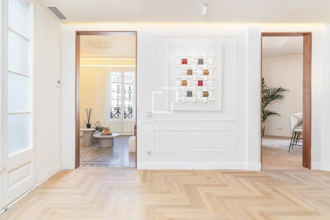 Apartamento de 4 dormitorios en venta en Barcelona, Cataluña, Spain № 6409 - foto 20