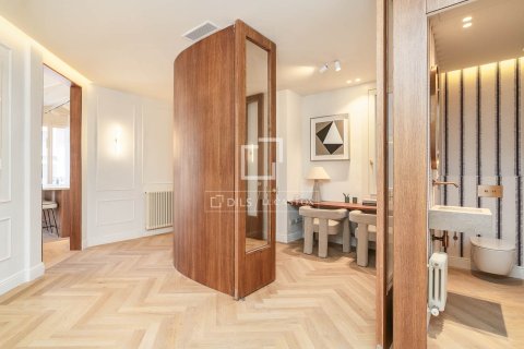 Apartamento de 4 dormitorios en venta en Barcelona, Cataluña, Spain № 6409 - foto 16