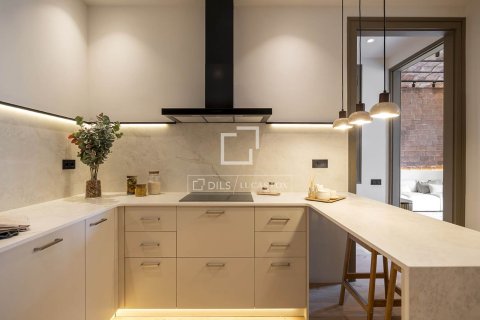 Apartamento de 4 dormitorios en venta en Barcelona, Cataluña, Spain № 7179 - foto 9