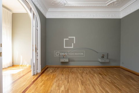 Apartamento de 5 dormitorios en venta en Barcelona, Cataluña, Spain № 7177 - foto 2