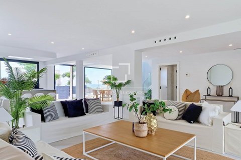 Villa de 4 dormitorios en venta en Vilanova i la Geltrú, Barcelona, Cataluña, Spain № 8749 - foto 16
