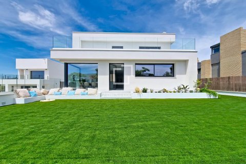 Villa de 4 dormitorios en venta en Vilanova i la Geltrú, Barcelona, Cataluña, Spain № 8749