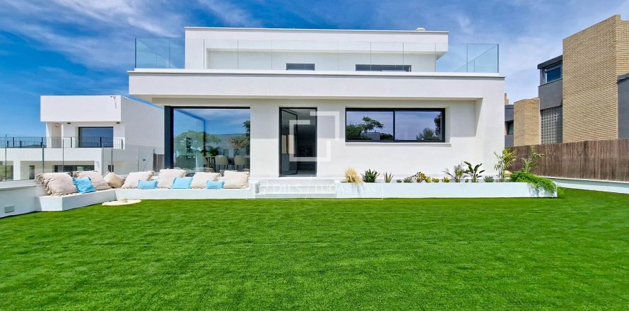 Villa de 4 dormitorios en venta en Vilanova i la Geltrú, Barcelona, Cataluña, Spain № 8749