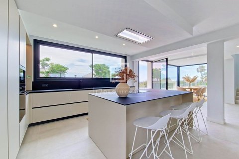 Villa de 4 dormitorios en venta en Vilanova i la Geltrú, Barcelona, Cataluña, Spain № 8749 - foto 24