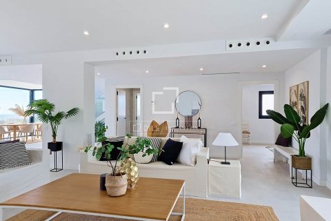 Villa de 4 dormitorios en venta en Vilanova i la Geltrú, Barcelona, Cataluña, Spain № 8749 - foto 13