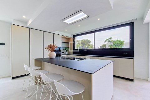 Villa de 4 dormitorios en venta en Vilanova i la Geltrú, Barcelona, Cataluña, Spain № 8749 - foto 22