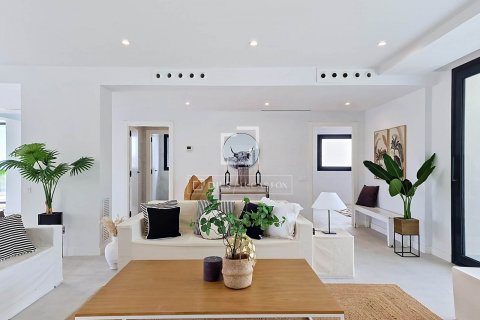Villa de 4 dormitorios en venta en Vilanova i la Geltrú, Barcelona, Cataluña, Spain № 8749 - foto 15