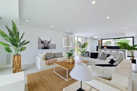 Villa de 4 dormitorios en venta en Vilanova i la Geltrú, Barcelona, Cataluña, Spain № 8749 - foto 11