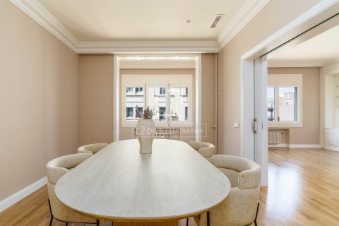 Apartamento de 4 dormitorios en venta en Barcelona, Cataluña, Spain № 8747 - foto 2