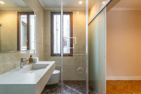Apartamento de 4 dormitorios en venta en Barcelona, Cataluña, Spain № 8747 - foto 26