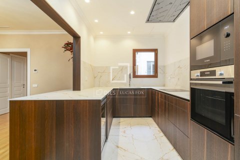 Apartamento de 4 dormitorios en venta en Barcelona, Cataluña, Spain № 8747 - foto 9