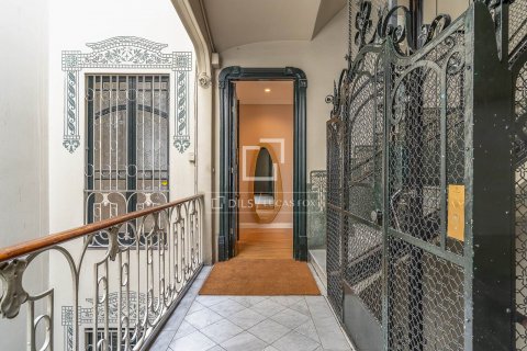 Apartamento de 4 dormitorios en venta en Barcelona, Cataluña, Spain № 8747 - foto 5