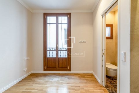 Apartamento de 4 dormitorios en venta en Barcelona, Cataluña, Spain № 8747 - foto 18