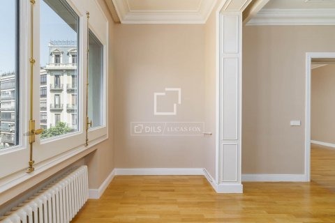 Apartamento de 4 dormitorios en venta en Barcelona, Cataluña, Spain № 8747 - foto 11