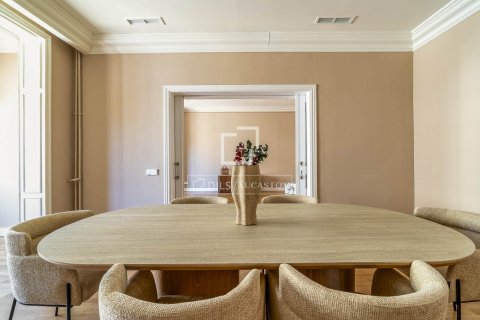 Apartamento de 4 dormitorios en venta en Barcelona, Cataluña, Spain № 8747 - foto 3