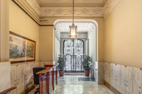 Apartamento de 4 dormitorios en venta en Barcelona, Cataluña, Spain № 8747 - foto 12