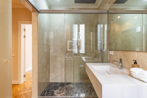 Apartamento de 4 dormitorios en venta en Barcelona, Cataluña, Spain № 8747 - foto 25