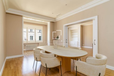 Apartamento de 4 dormitorios en venta en Barcelona, Cataluña, Spain № 8747