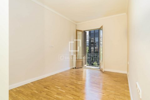 Apartamento de 4 dormitorios en venta en Barcelona, Cataluña, Spain № 8747 - foto 30