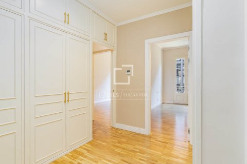 Apartamento de 4 dormitorios en venta en Barcelona, Cataluña, Spain № 8747 - foto 29