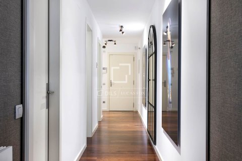 Apartamento de 3 dormitorios en venta en Barcelona, Cataluña, Spain № 3989 - foto 15