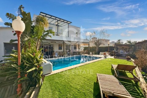 Villa de 4 dormitorios en venta en Empuriabrava, Gerona, Cataluña, Spain № 5790