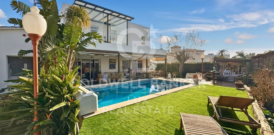 Villa de 4 dormitorios en venta en Empuriabrava, Gerona, Cataluña, Spain № 5790