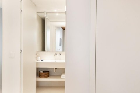 Apartamento de 3 dormitorios en alquiler en Barcelona, Cataluña, Spain № 1556 - foto 3