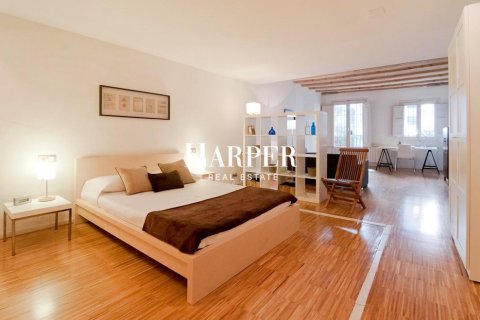 Apartamento de 2 dormitorios en venta en Ciudad Vieja, Barcelona, Cataluña, Spain № 2370 - foto 12