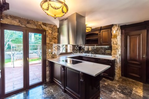 Сasa de 4 dormitorios en venta en Blanes, Gerona, Cataluña, Spain № 6762 - foto 24