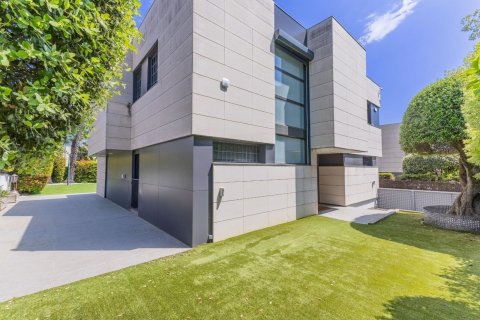 Купить дом в Сан-Андреу-де-Льяванерес, Испания с 6 комнат, 578м², № 7192 - фото 25