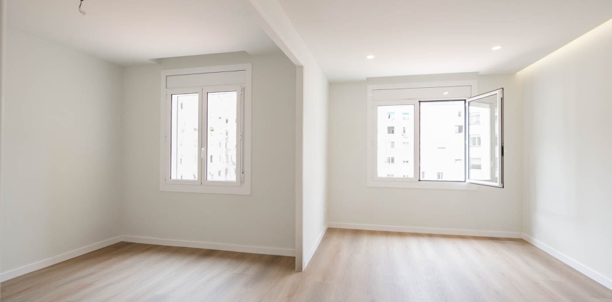 Apartamento de 3 dormitorios en venta en Barcelona, Cataluña, Spain № 3644