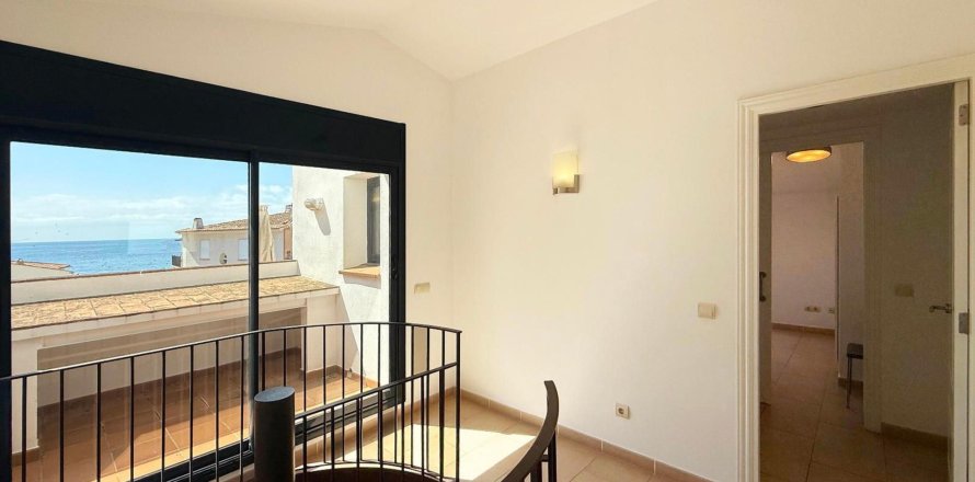 Apartamento de 3 dormitorios en venta en Tamariu, Gerona, Cataluña, Spain № 3639