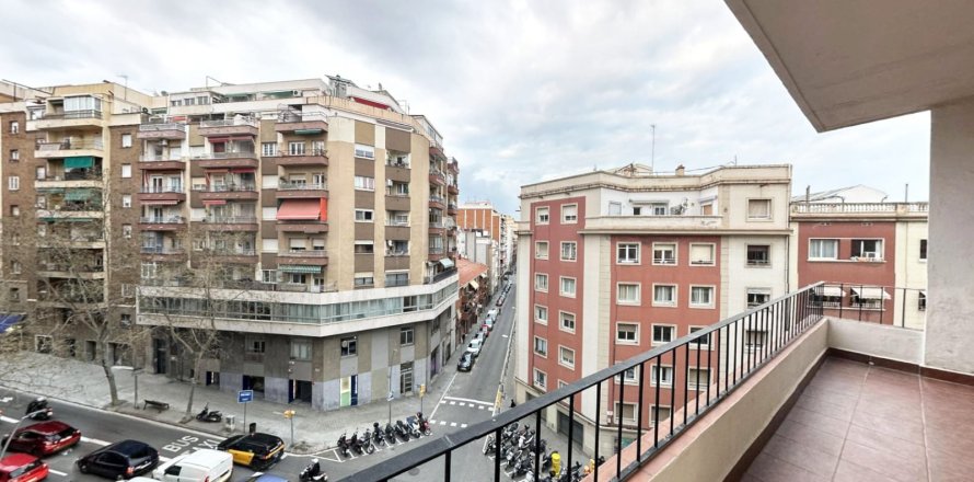 Apartamento de 3 dormitorios en venta en Barcelona, Cataluña, Spain № 3643