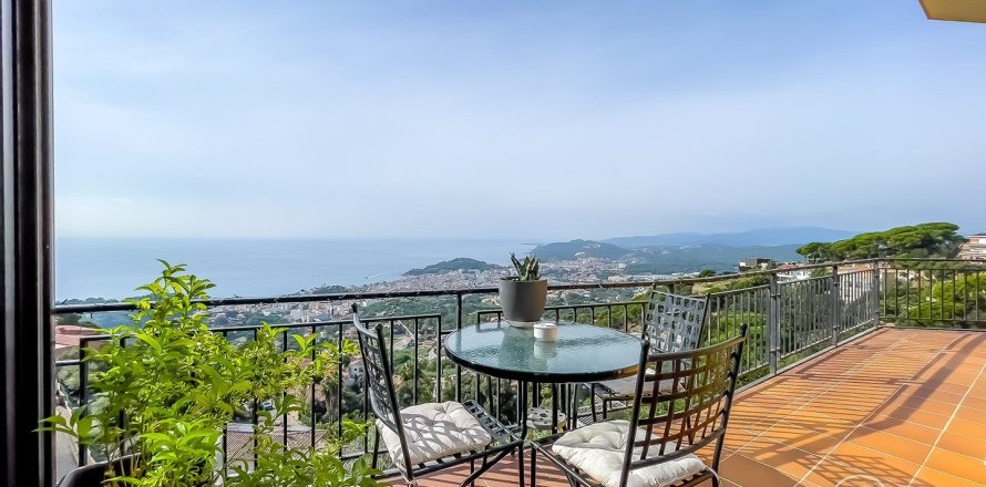 Villa de 13 dormitorios en venta en Lloret de Mar, Gerona, Cataluña, Spain № 1305