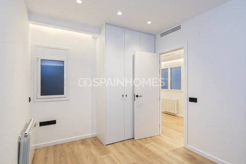 Apartamento de 3 dormitorios en venta en Barcelona, Cataluña, Spain № 1308 - foto 11