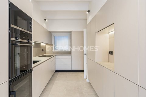 Apartamento de 3 dormitorios en venta en Barcelona, Cataluña, Spain № 1308 - foto 16