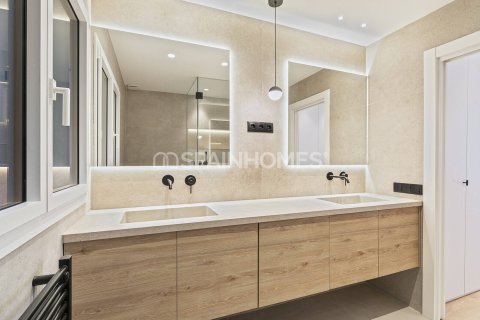 Apartamento de 3 dormitorios en venta en Barcelona, Cataluña, Spain № 1308 - foto 6
