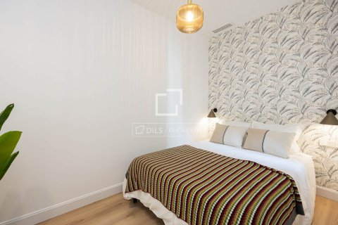 Apartamento de 3 dormitorios en venta en Barcelona, Cataluña, Spain № 7169 - foto 2