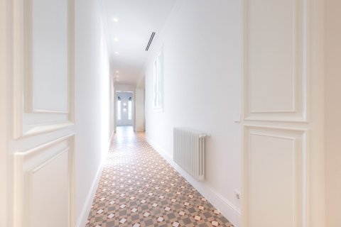 Apartamento de 2 dormitorios en venta en Barcelona, Cataluña, Spain № 3594 - foto 2