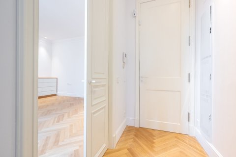 Apartamento de 2 dormitorios en venta en Barcelona, Cataluña, Spain № 3594 - foto 24
