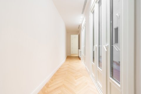 Apartamento de 2 dormitorios en venta en Barcelona, Cataluña, Spain № 3592 - foto 15