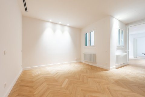 Apartamento de 2 dormitorios en venta en Barcelona, Cataluña, Spain № 3592 - foto 19