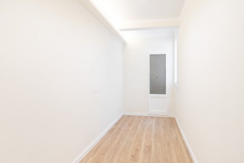 Apartamento de 3 dormitorios en venta en Barcelona, Cataluña, Spain № 1387 - foto 18