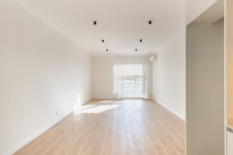 Apartamento de 3 dormitorios en venta en Barcelona, Cataluña, Spain № 1387 - foto 2