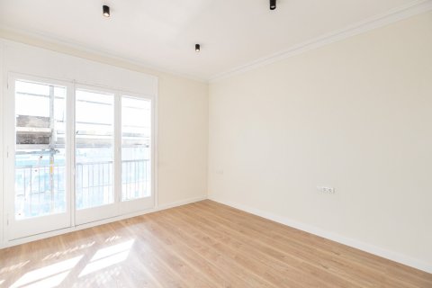 Apartamento de 3 dormitorios en venta en Barcelona, Cataluña, Spain № 1387 - foto 12