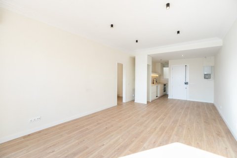 Apartamento de 3 dormitorios en venta en Barcelona, Cataluña, Spain № 1387 - foto 5