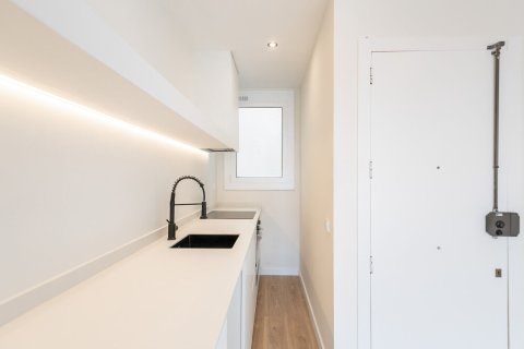 Apartamento de 3 dormitorios en venta en Barcelona, Cataluña, Spain № 1387 - foto 10