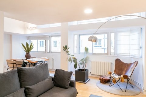 Apartamento de 2 dormitorios en venta en Barcelona, Cataluña, Spain № 1388 - foto 3