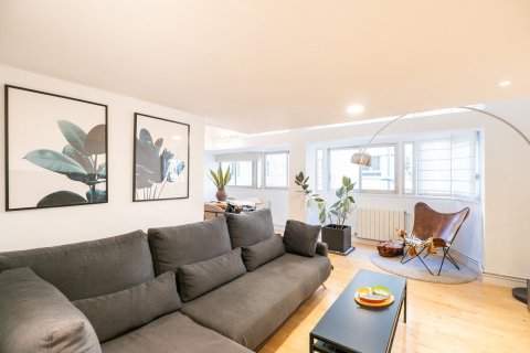 Apartamento de 2 dormitorios en venta en Barcelona, Cataluña, Spain № 1388 - foto 2